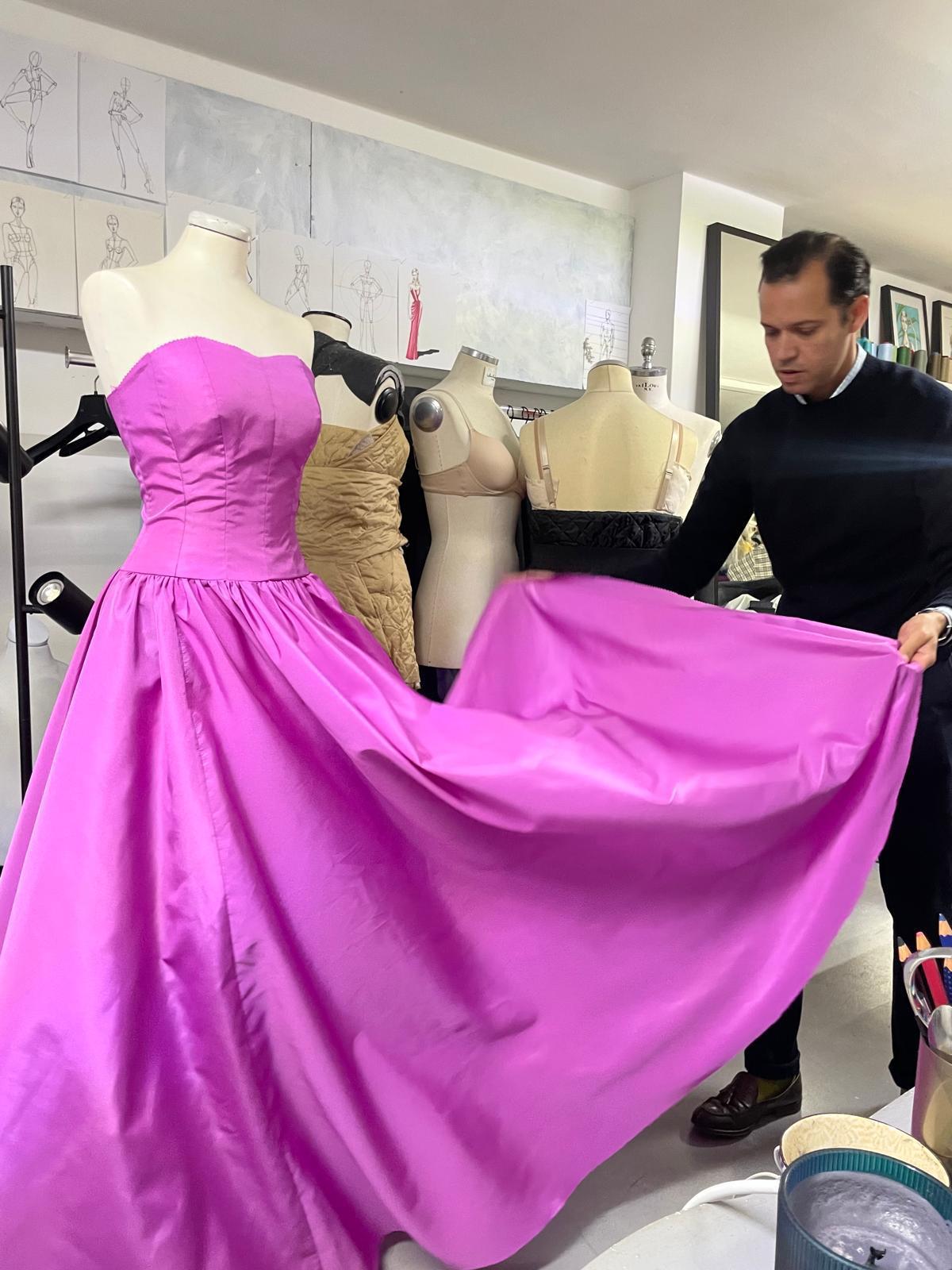 $!El creativo revisa cada detalle de cada una de las prendas que diseña.