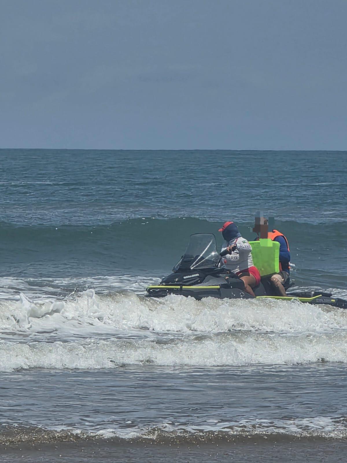 $!Salvavidas de Mazatlán rescatan a ocho personas en cinco operativos en el mar