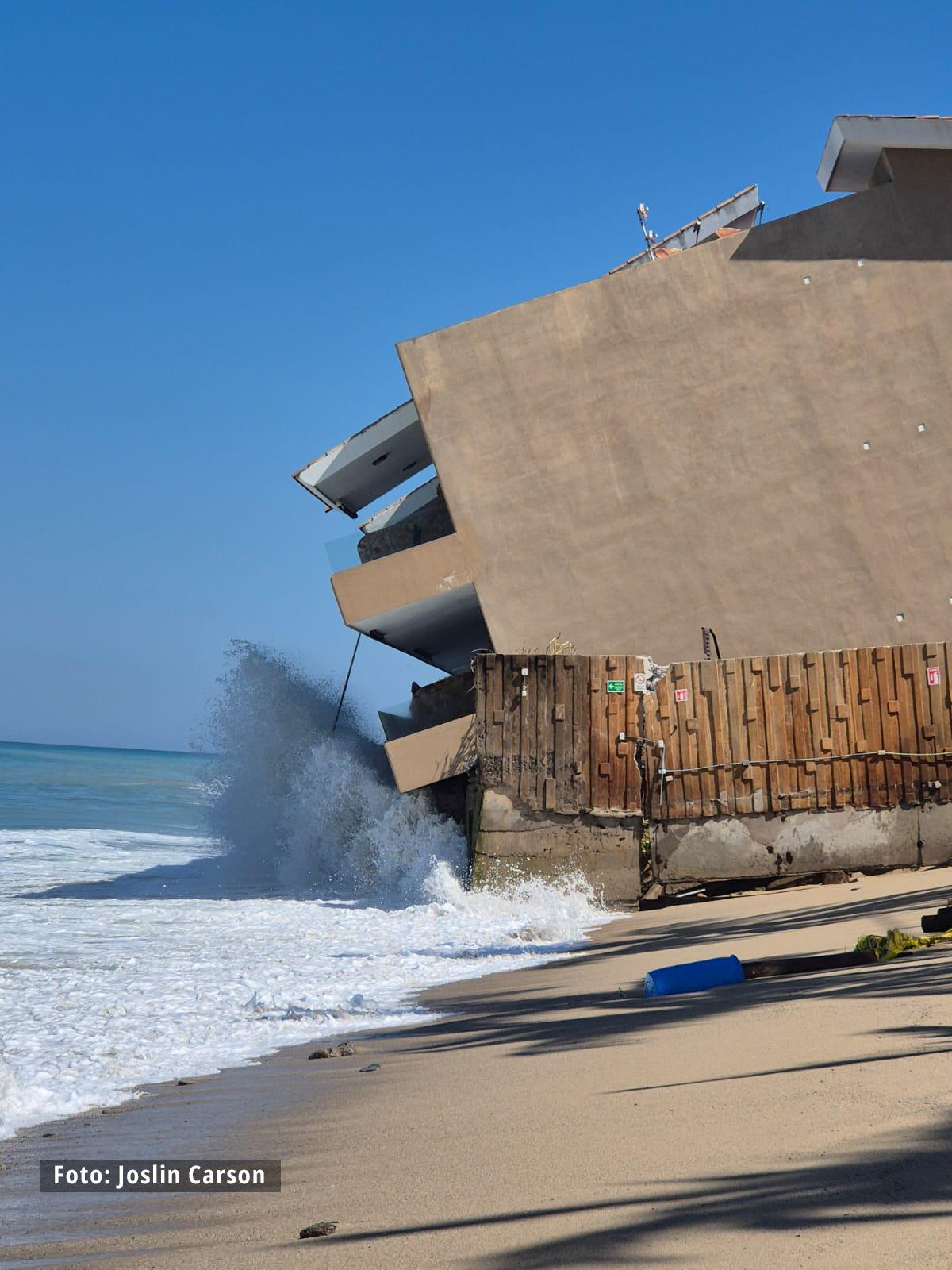 $!Supervisa Profepa construcción colapsada por marejadas en San Pancho, Nayarit