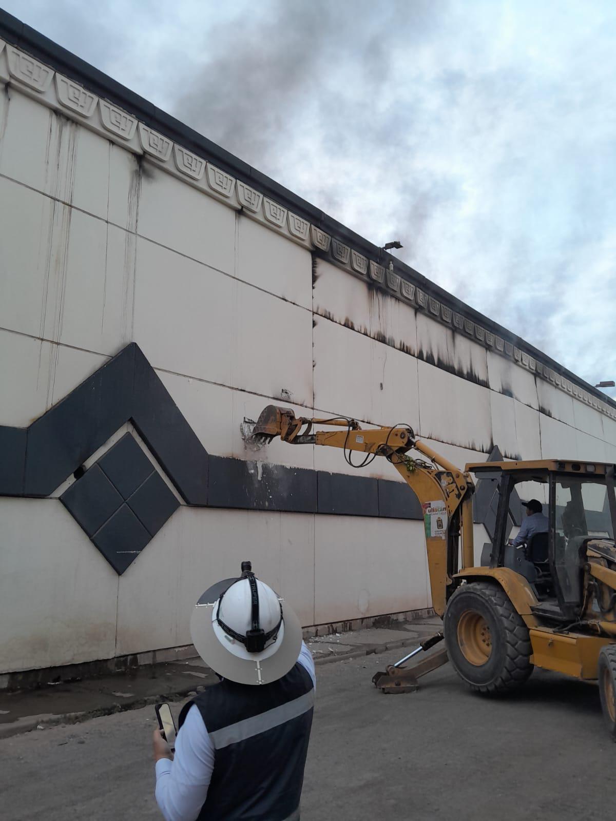 $!Se incendia bodega en plaza comercial de Culiacán en la madrugada de este sábado