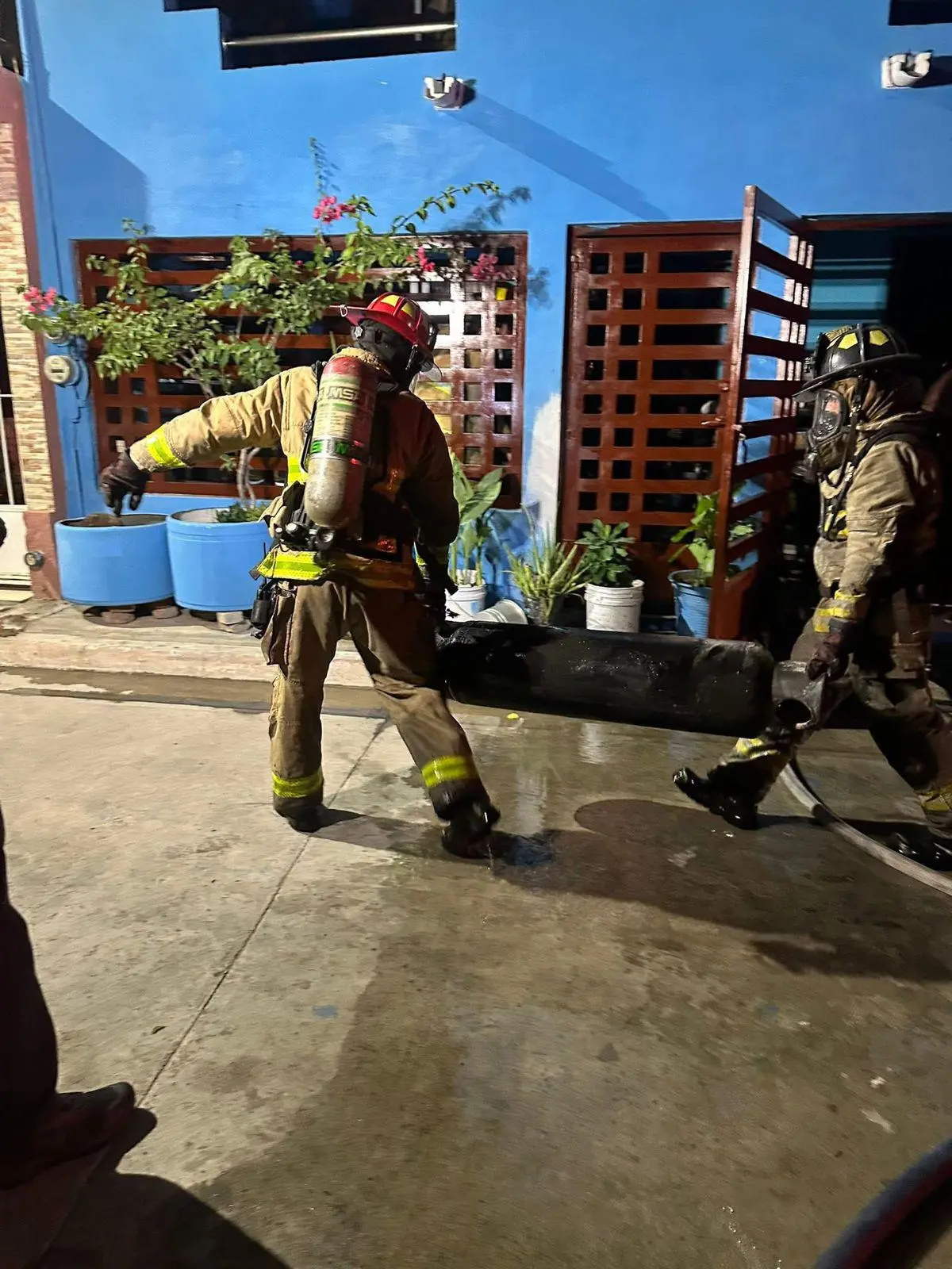 $!Bomberos de Mazatlán atendieron múltiples incendios durante la velada de Año Nuevo