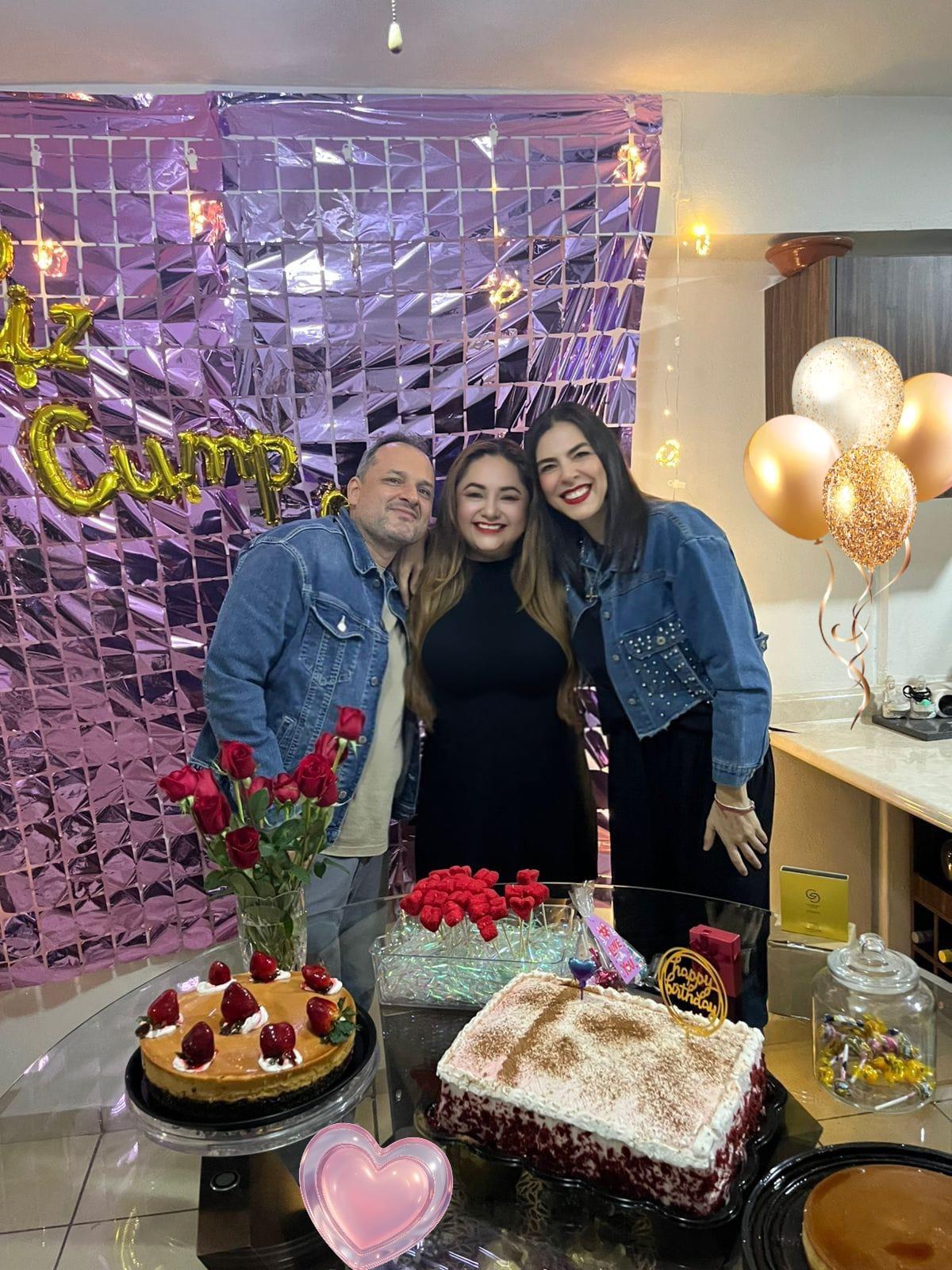 $!Sus amigos Sergio Rojo y Amelia Fernández la felicitaron.