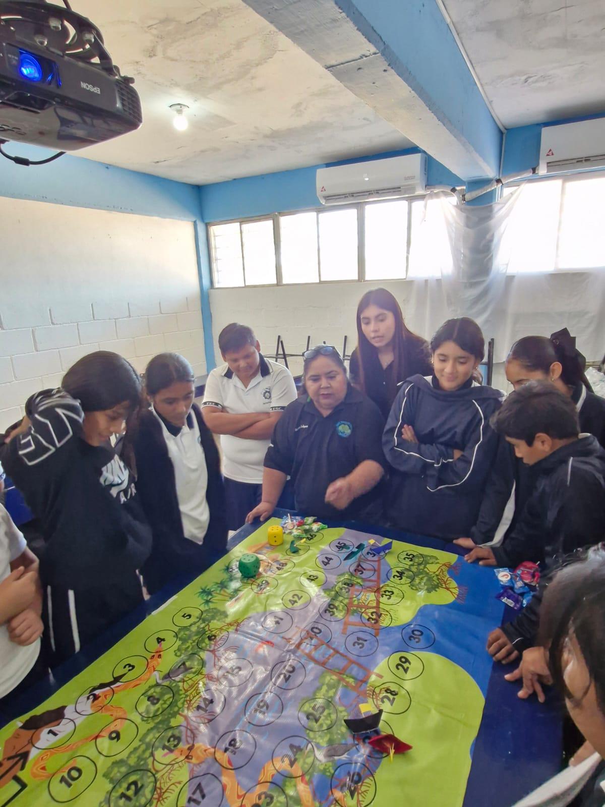 $!Vanesa enseña a niños de las costas de Navolato a cuidar de las especies del mar