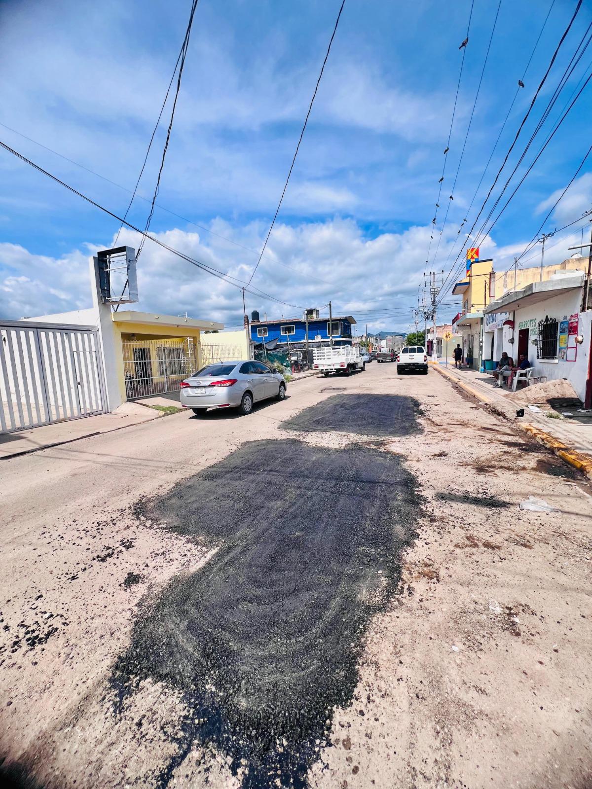 $!Escuinapa repara baches con asfalto donado por el Estado; priorizan zona escolar
