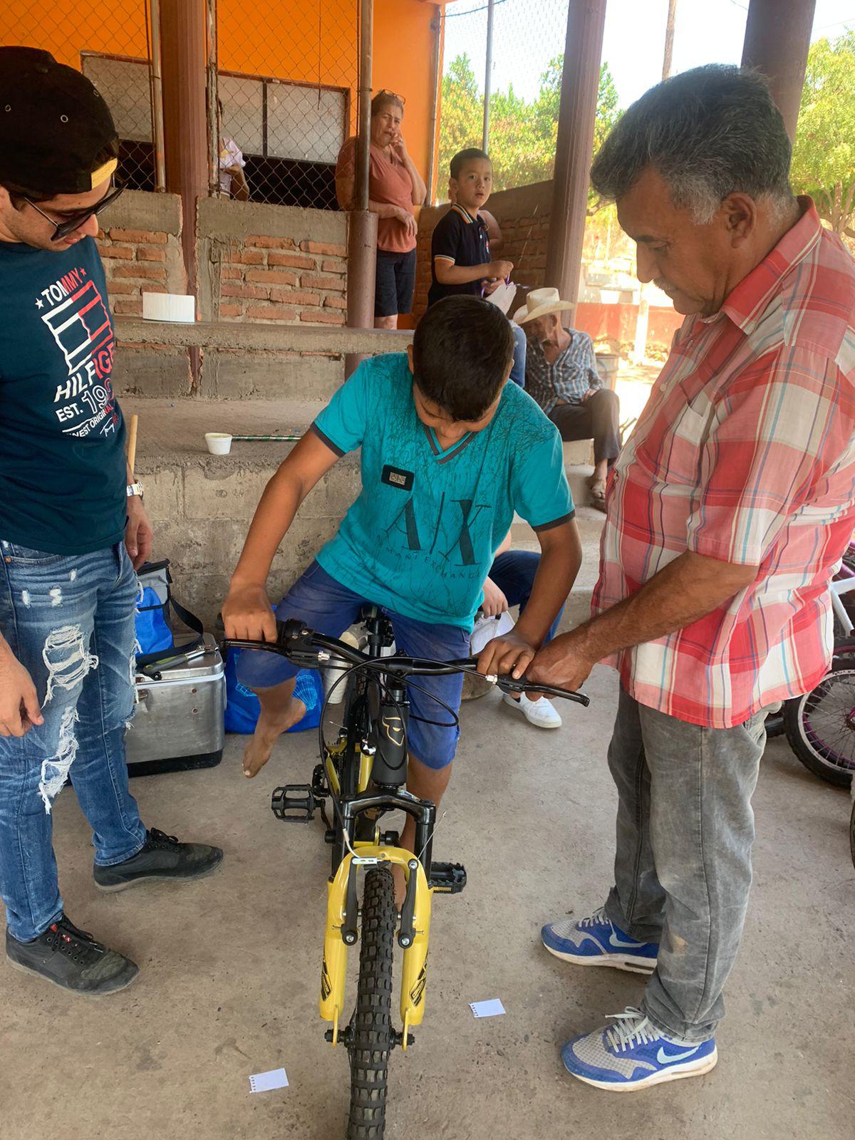 $!Fridas en Bici Sinaloa hace felices a las niñas y niños de El Armadillo, en Mazatlán