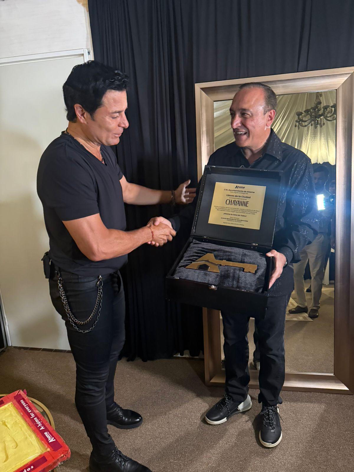 $!Antonio Menéndez De Llano Bermúdez, presidente municipal, le entrega la llave de la ciudad y una artesanía hecha por manos ahomenses de San Miguel Zapotitlán.