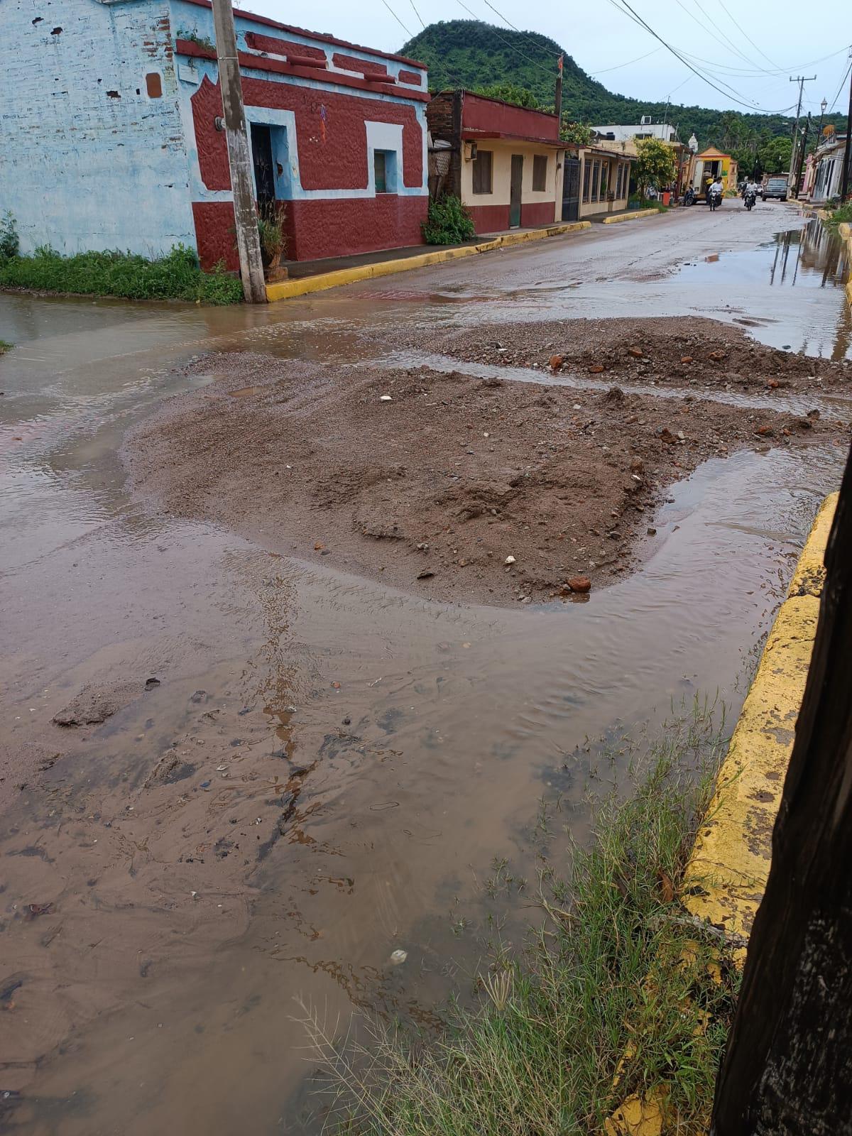 $!Vecinos de Chametla reportan que las lluvias llenaron calles de tierra y piedras