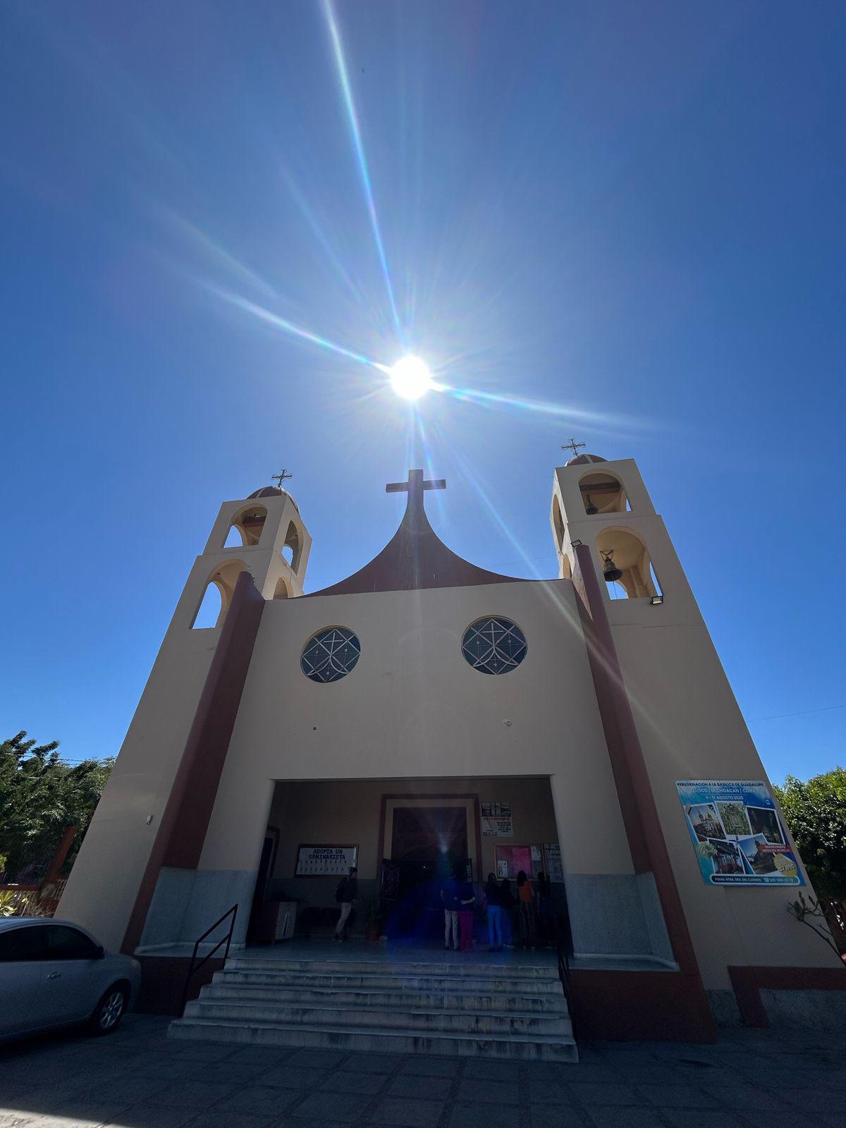 $!Celebran mazatlecos Miércoles de Ceniza en la parroquia Nuestra Señora del Carmen