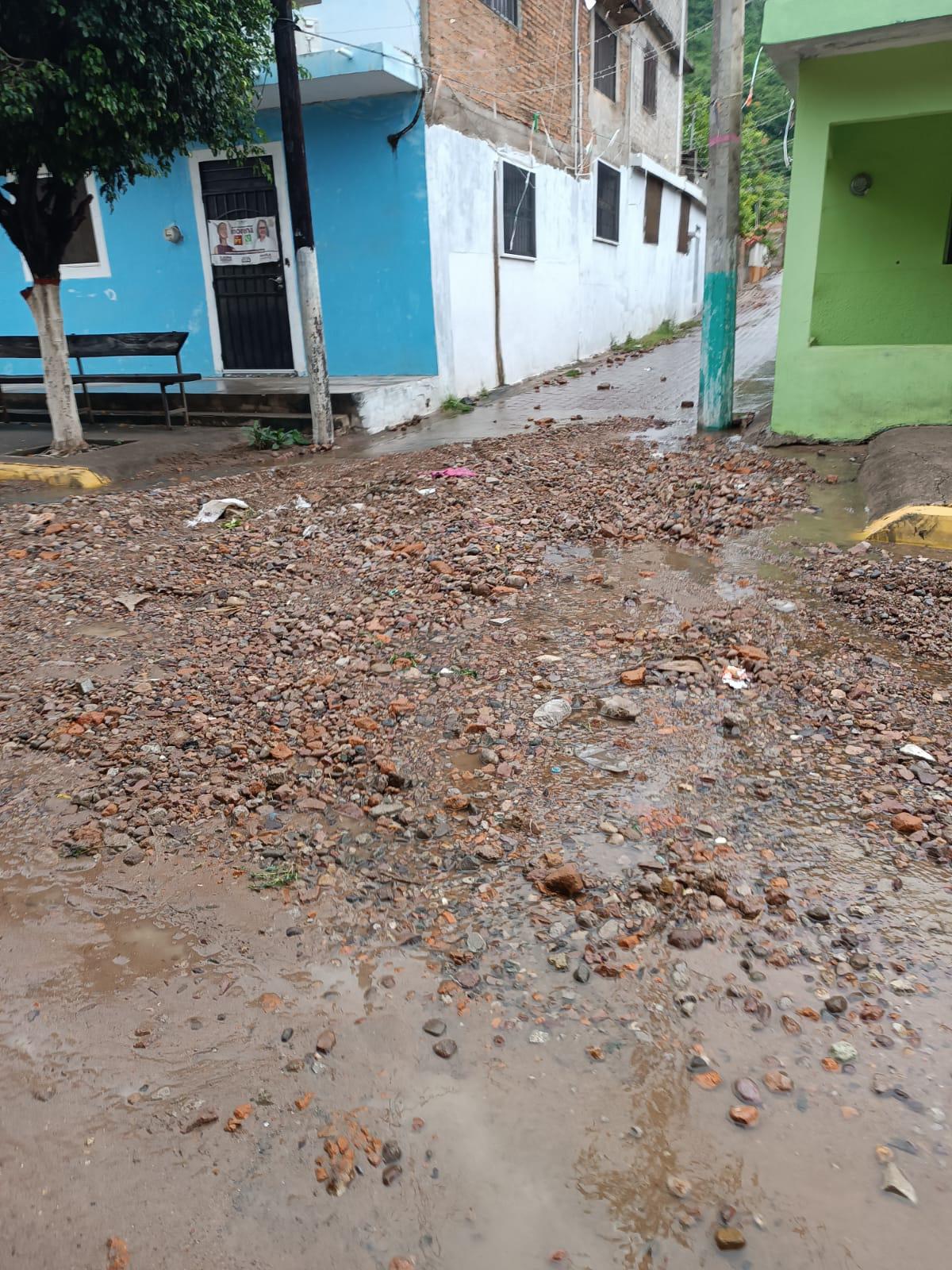 $!Vecinos de Chametla reportan que las lluvias llenaron calles de tierra y piedras