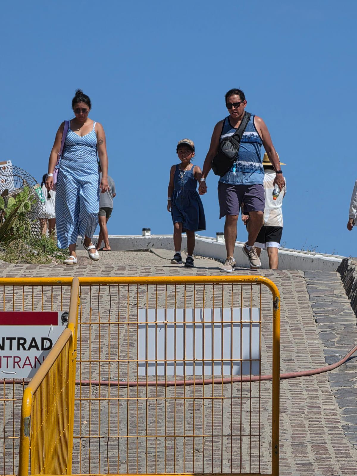 $!Turistas se quedan con ganas de escalar el Faro de Mazatlán
