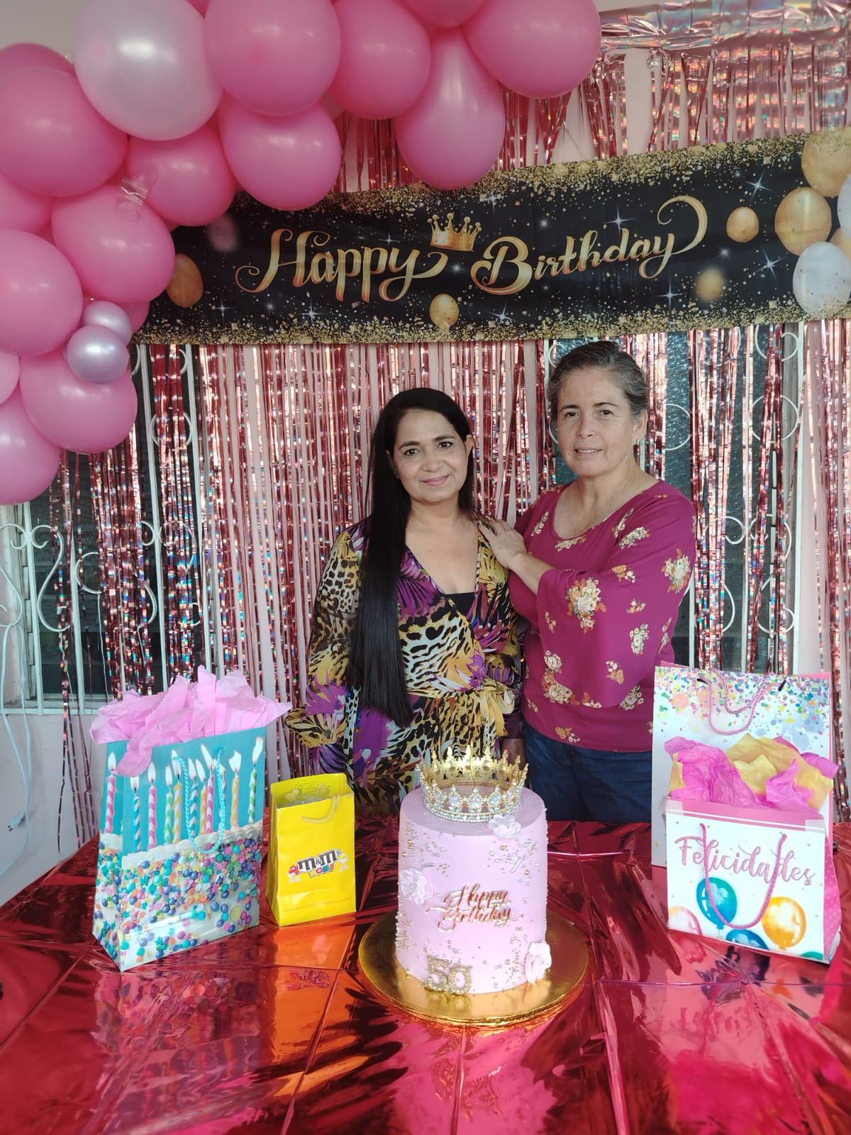 $!Su cuñada Esthela Rubalcaba Huerta la felicitó por su cumpleaños.