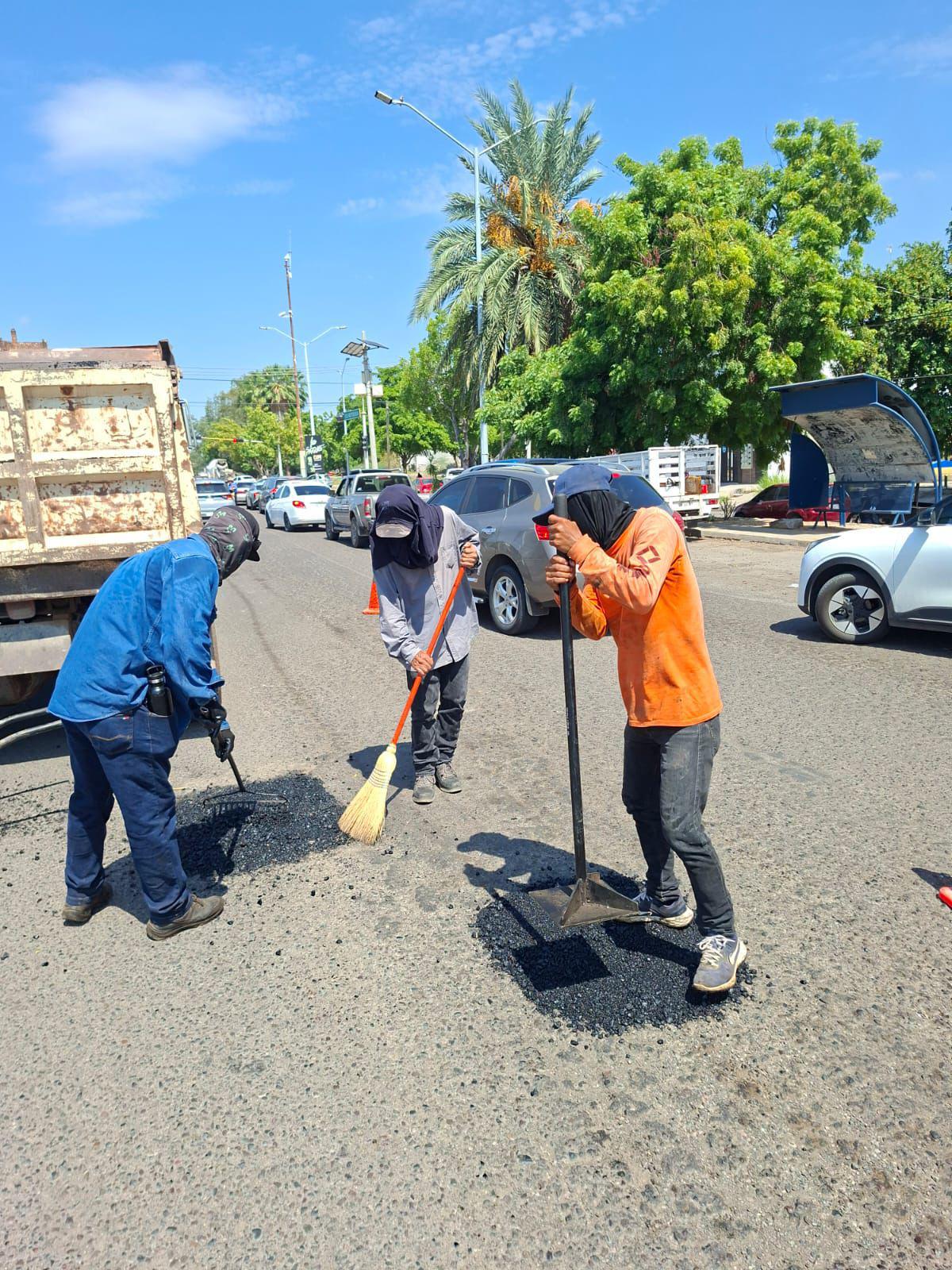 $!Obras Públicas intensifica bacheo por estragos de lluvias en Ahome