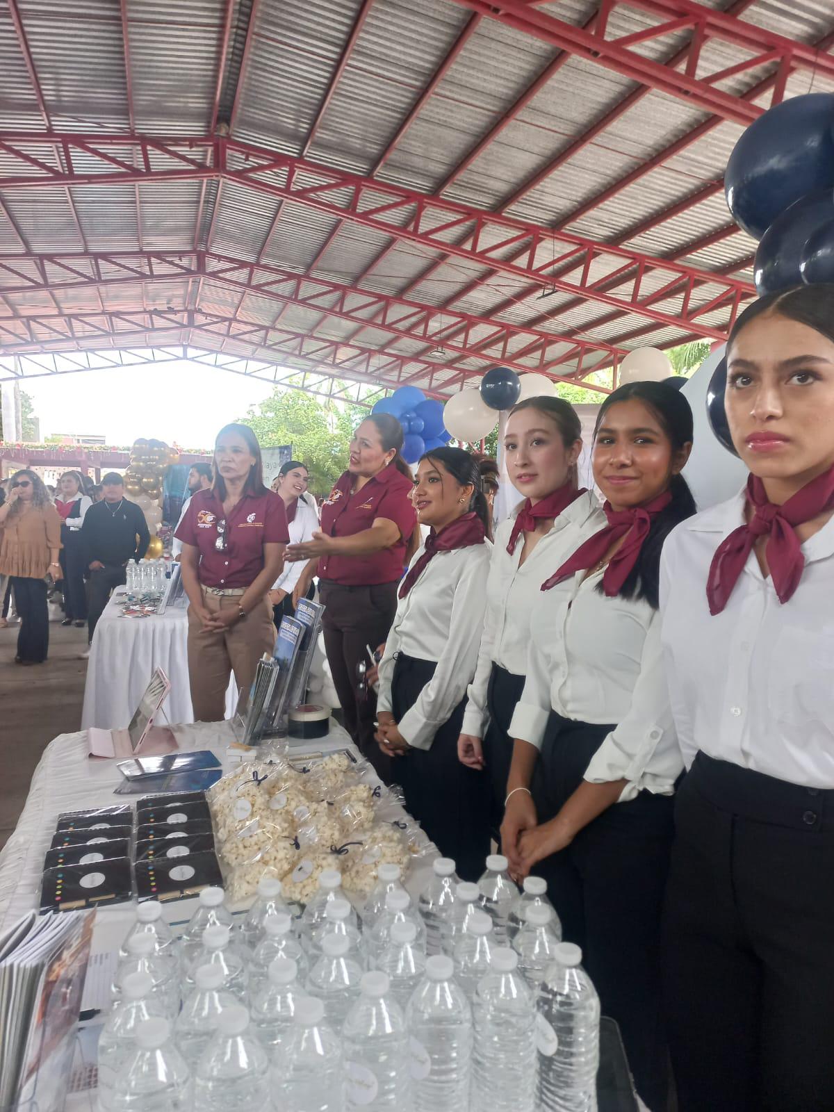 $!Cbtis 51 gradúa a 81 estudiantes en la VIII Feria Turística Hotelera