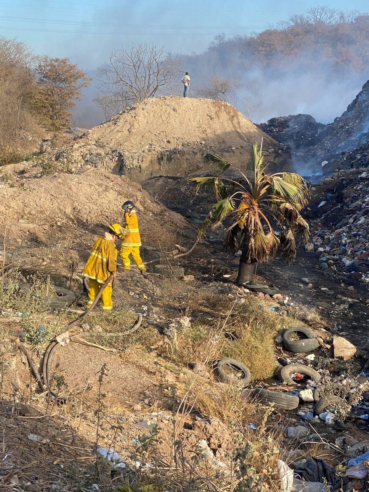 $!Bomberos combaten un nuevo incendio en el Basurón Municipal de Mazatlán