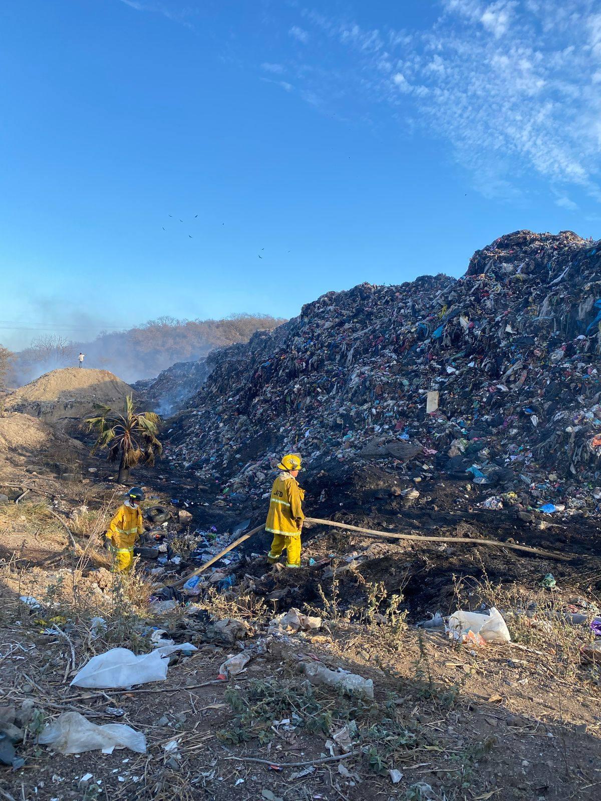 $!Bomberos combaten un nuevo incendio en el Basurón Municipal de Mazatlán