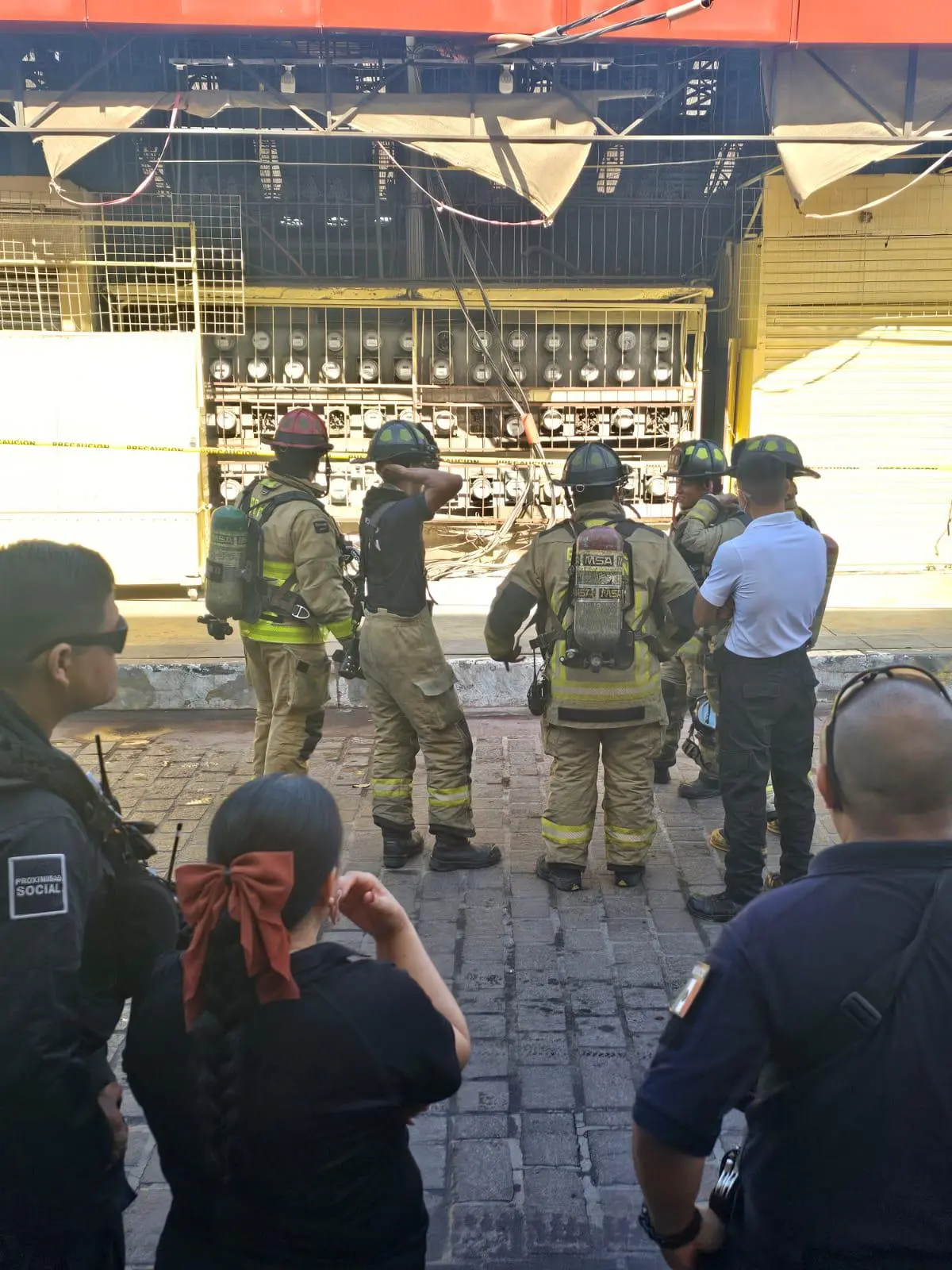 $!Cortocircuito en el Mercado Pino Suárez genera alarma entre locatarios y clientes