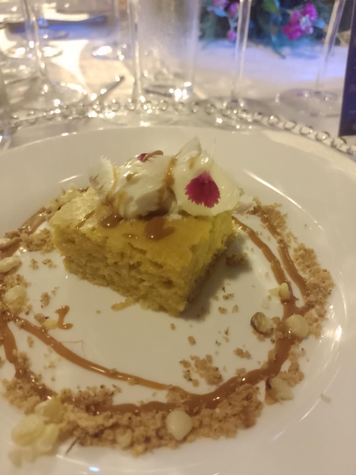 $!Postre shortcake de elote tierno y cremoso de nata, con tierra de coricos y leche quemada ahumada.