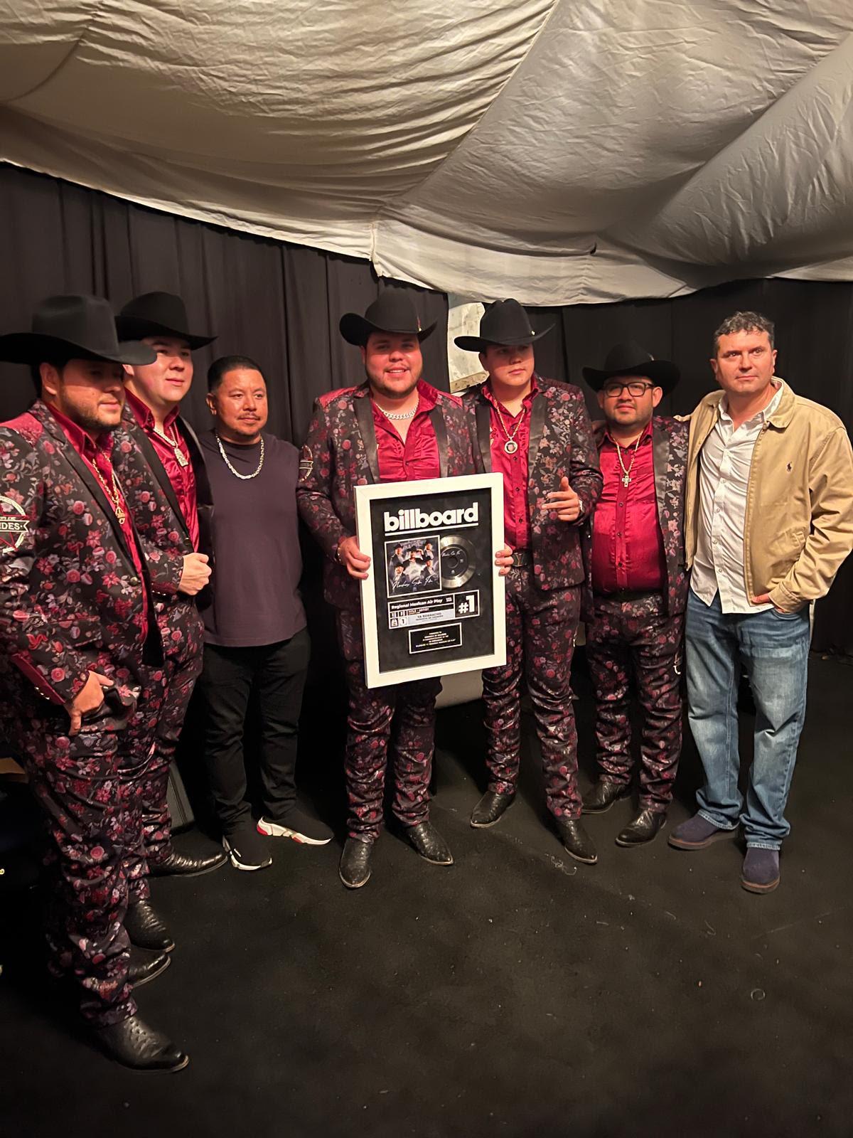 $!La agrupación junto a directivos de Rancho Humilde, quienes hicieron la entrega del reconocimiento.