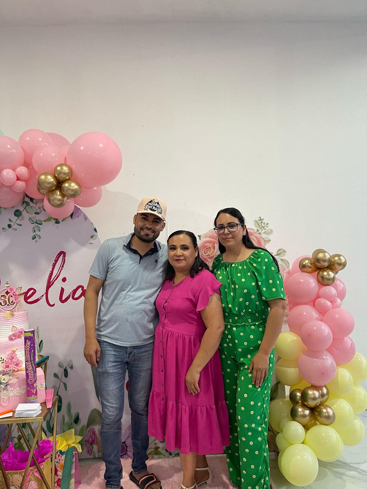 $!Juan Carlos Martínez y Amayrany Aguilar celebran a Noelia.