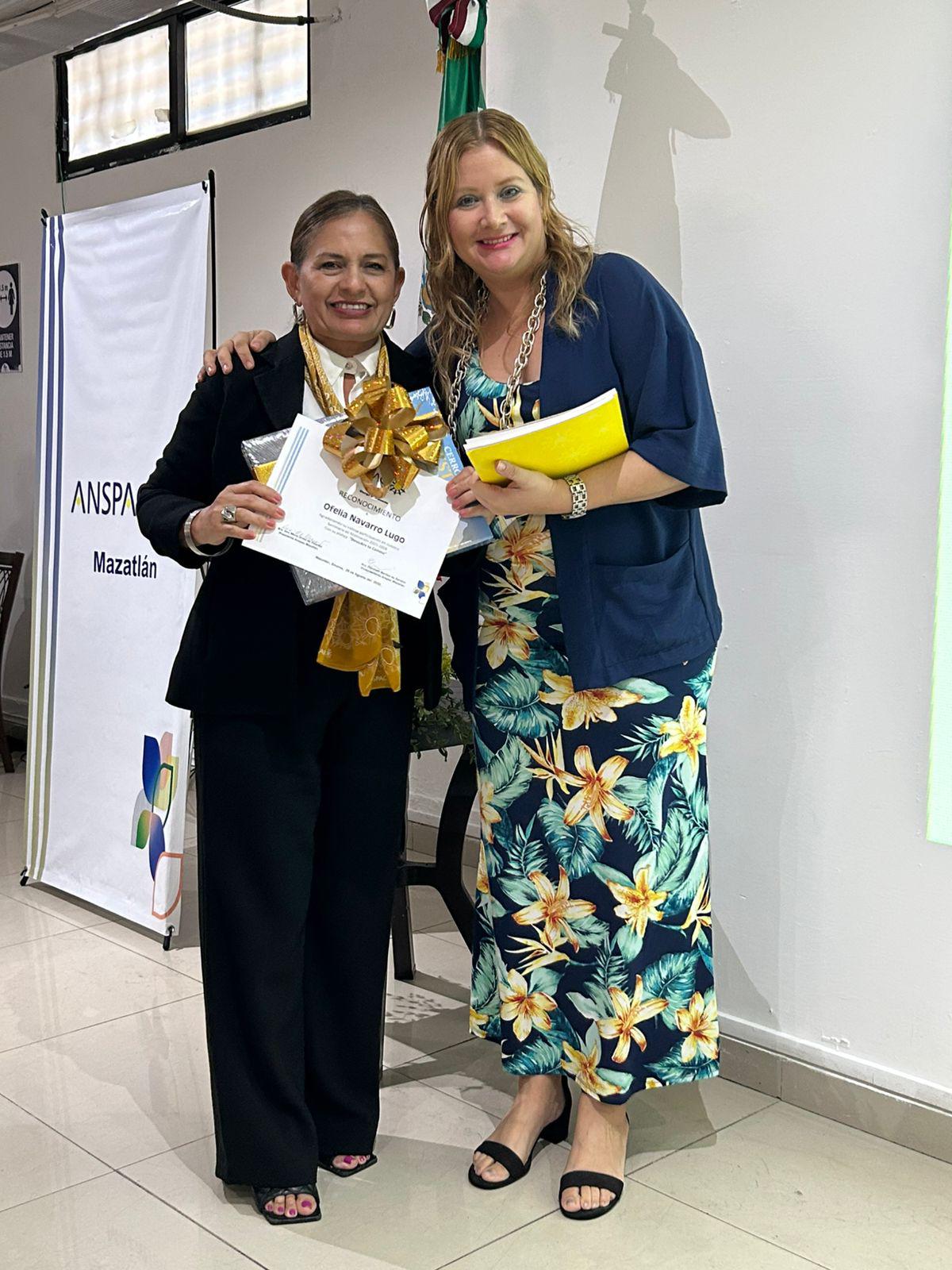 $!Liz Benítez junto a Fabiola García Corona, quien el segundo día de actividades impartió el tema “Descubre tu camino”.