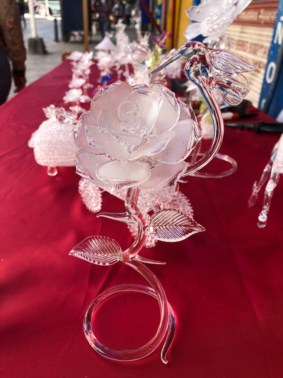 $!Miguel Ángel y Sergio llevan a las calles de Culiacán el arte del vidrio soplado