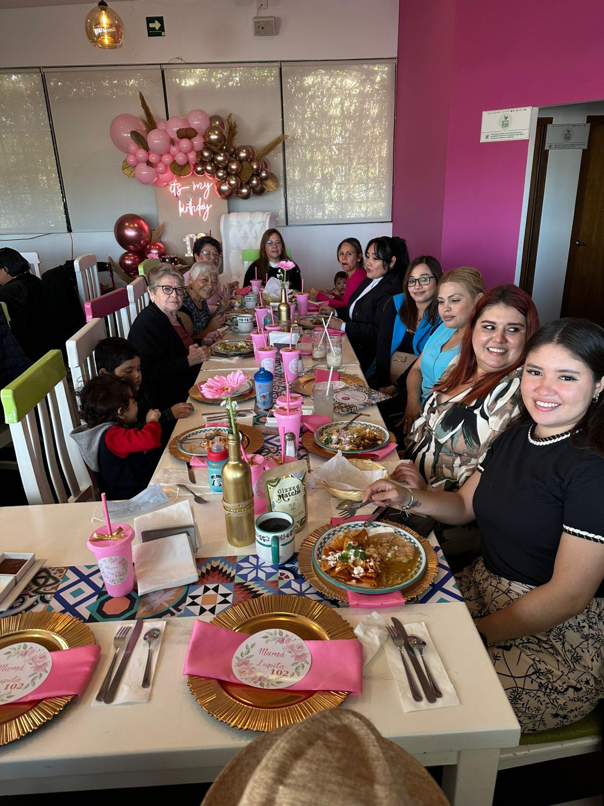$!Alhelí y Maggy Jiménez Aguilar, Kenia Milán Lara, Mercedes López Martínez, Diana González, Nadia y Rocío Guerrero Cruz, Tere Cruz de Guerrero, Martita de Sánchez, Leo Domínguez Niebla y los pequeños Cocoy y Lucio Jiménez Aguilar.