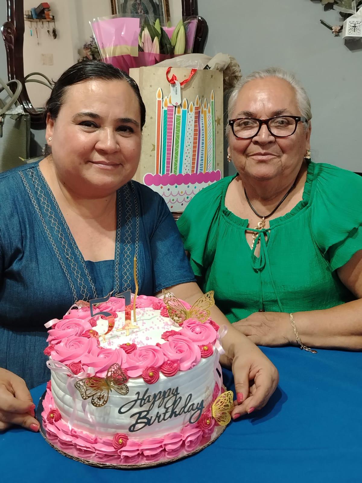 $!Con su mamá María Juana López Parra.