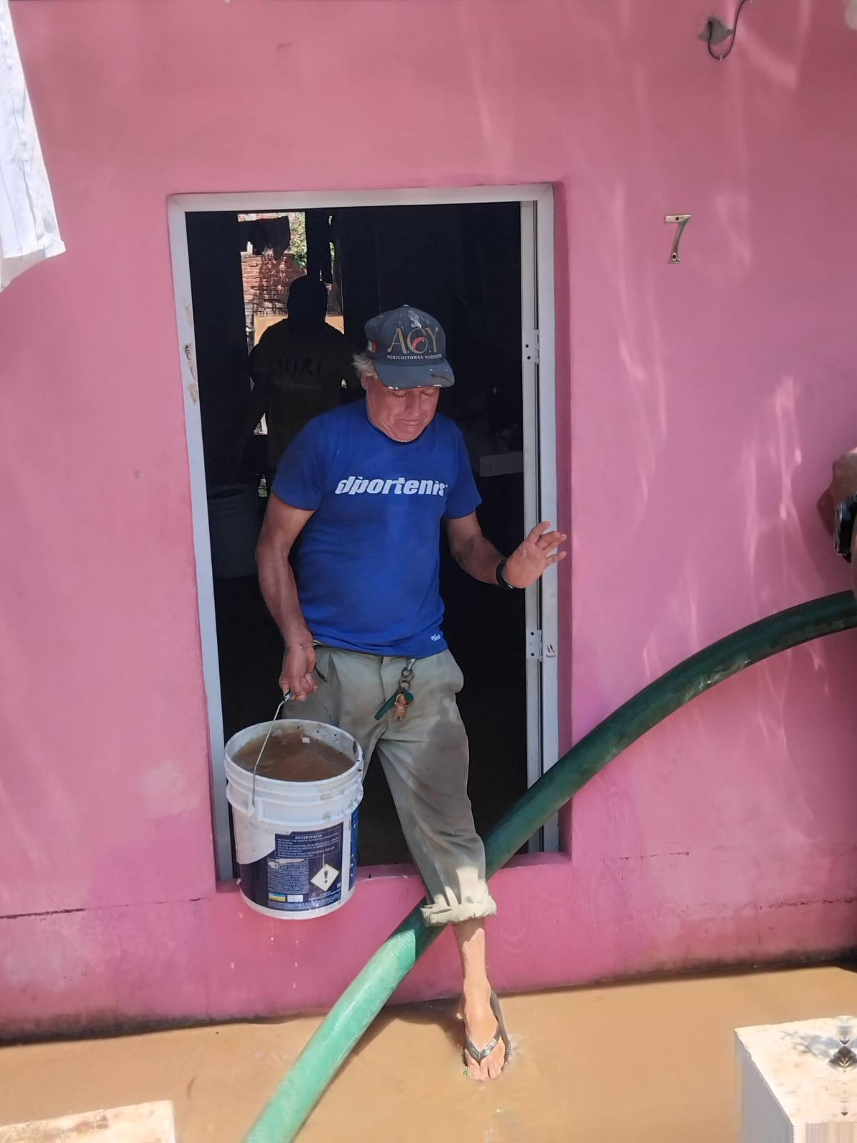 $!Tras las lluvias, vecinos sacan agua de casa inundada y ponen colchones al sol en Urías, en Mazatlán