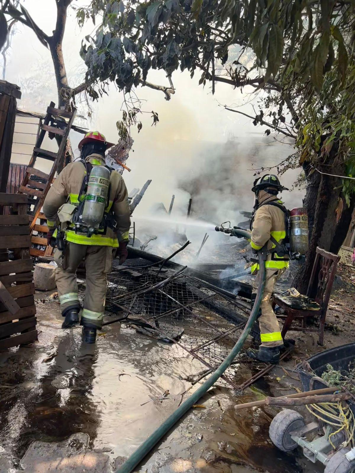 $!Consume fuego una vivienda de madera en la colonia Allende, en Mazatlán