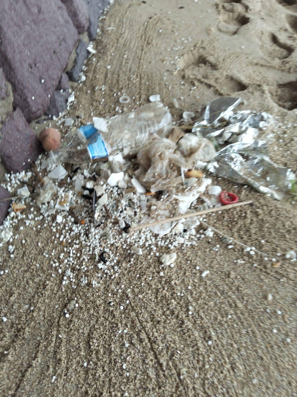 $!Marejadas arrastran quemadores, troncos y basura a las playas de Mazatlán
