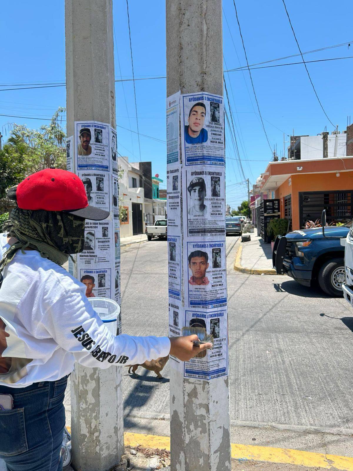 $!Madres buscadoras pegan en calles de Mazatlán fichas de búsqueda de sus desaparecidos