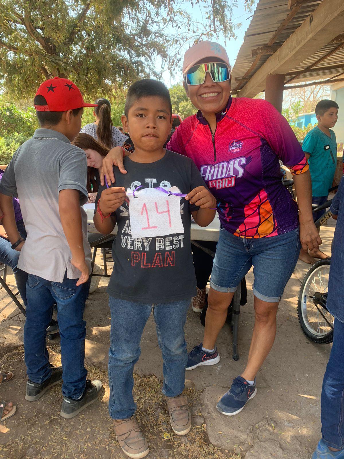 $!Fridas en Bici Sinaloa hace felices a las niñas y niños de El Armadillo, en Mazatlán