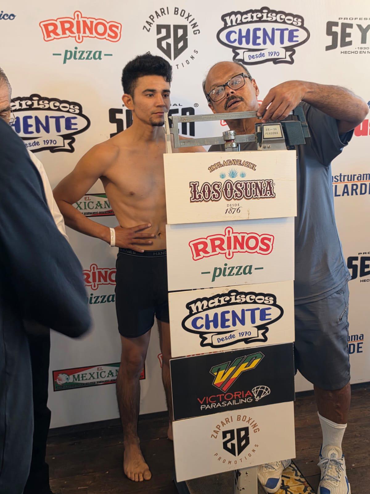 $!‘Veneno’ Aréchiga supera el pesaje y queda listo para encabezar ‘Rumbo a la Gloria’ en Mazatlán