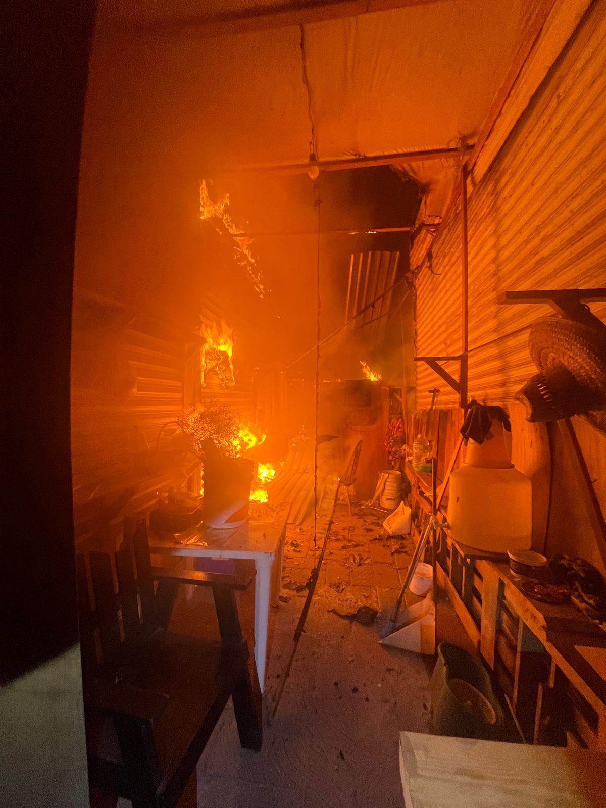 $!Se incendia local en el Mercado de las Flores, en el Centro de Mazatlán