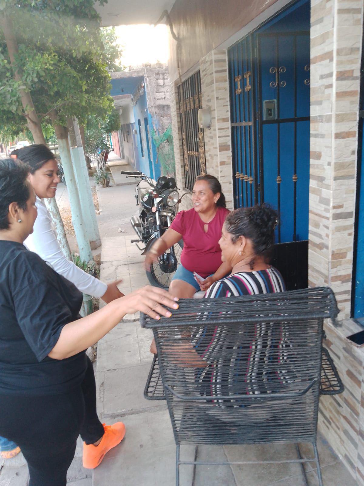 $!Escucha Ana Luisa Bautista necesidades de vecinos de Escuinapa