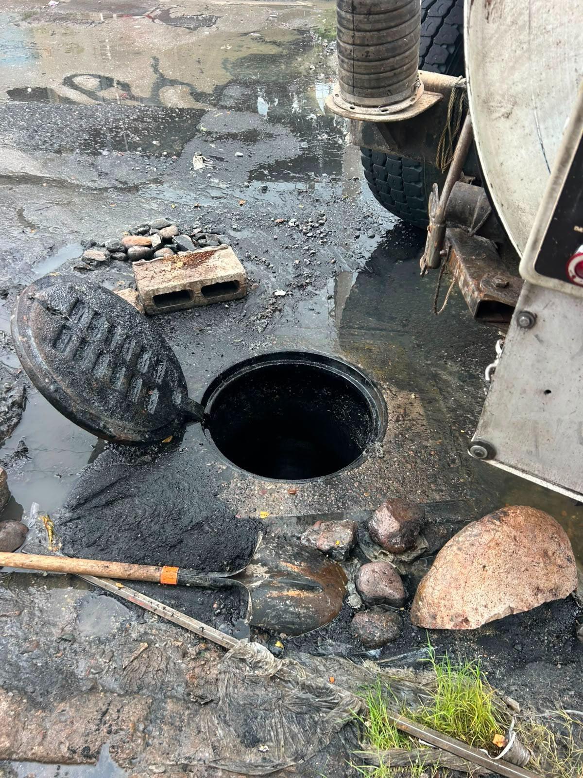$!Levantar tapas de alcantarillas durante lluvias provoca taponamientos en el drenaje sanitario advierte JAPAC
