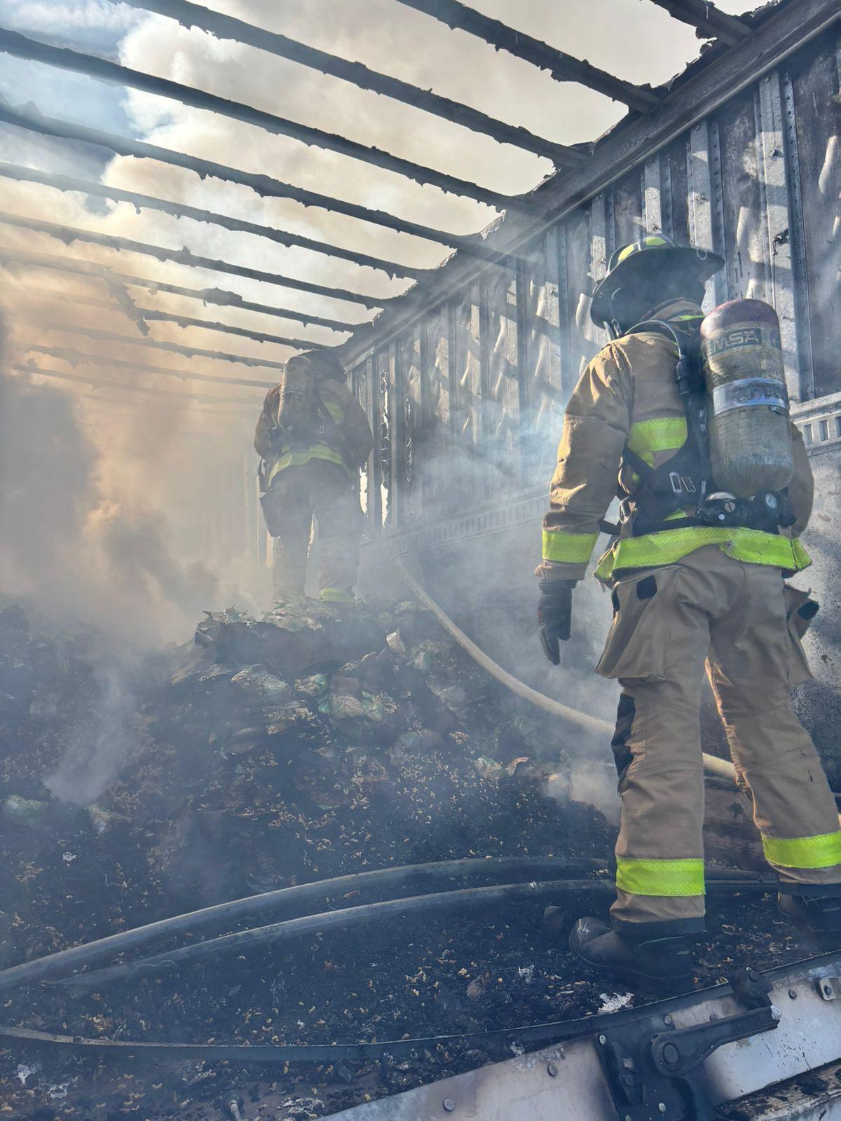 $!Chofer de tráiler muere carbonizado al chocar en la autopista Mazatlán-Culiacán