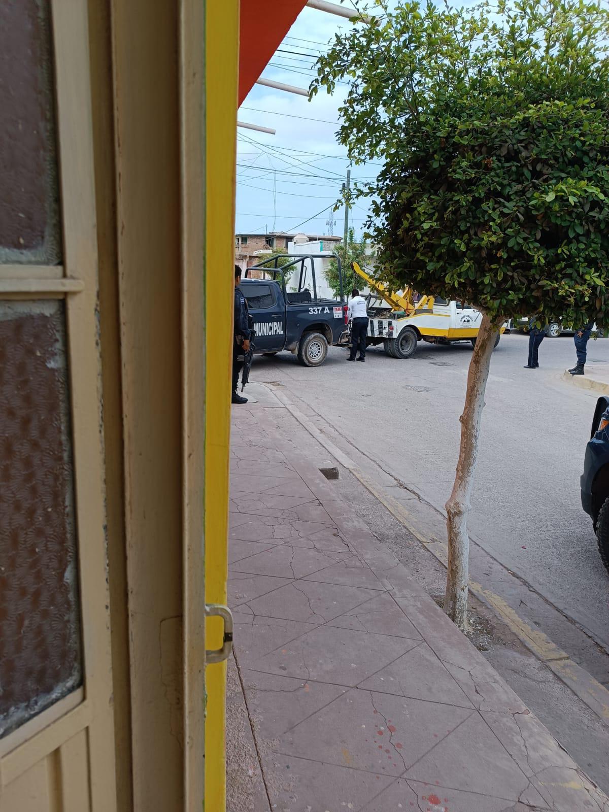 $!Adulto mayor resulta herido tras carambola con una camioneta y patrullas en Escuinapa