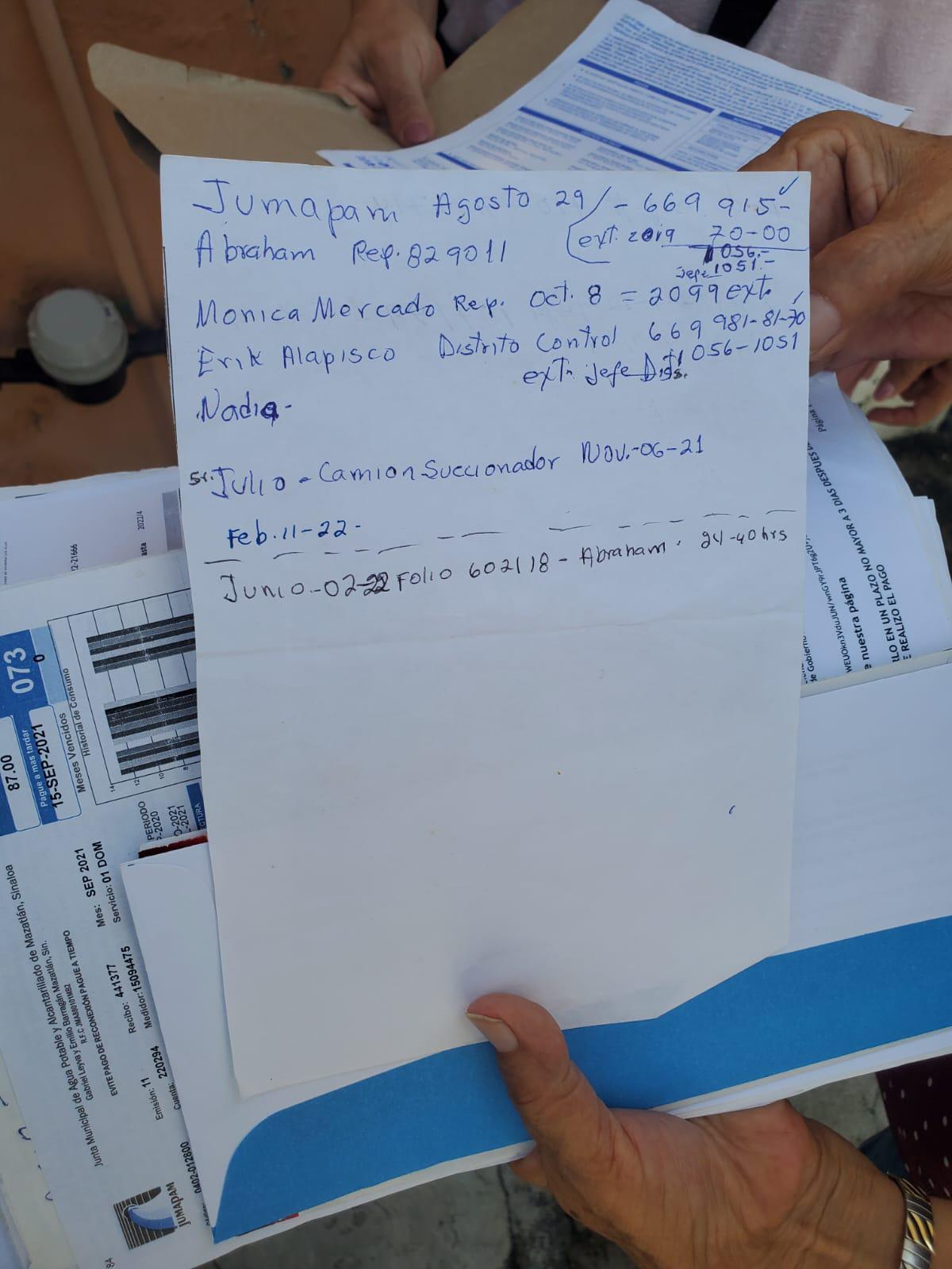 $!Cada que llueve, vecinos del Centro de Mazatlán ven cómo las aguas negras brotan dentro de sus casas
