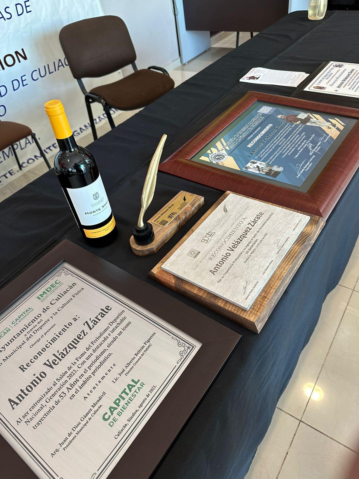 $!El periodista Antonio Velázquez es entronizado al Salón de la Fama