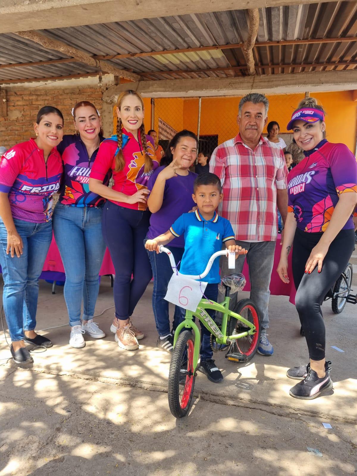 $!Fridas en Bici Sinaloa hace felices a las niñas y niños de El Armadillo, en Mazatlán