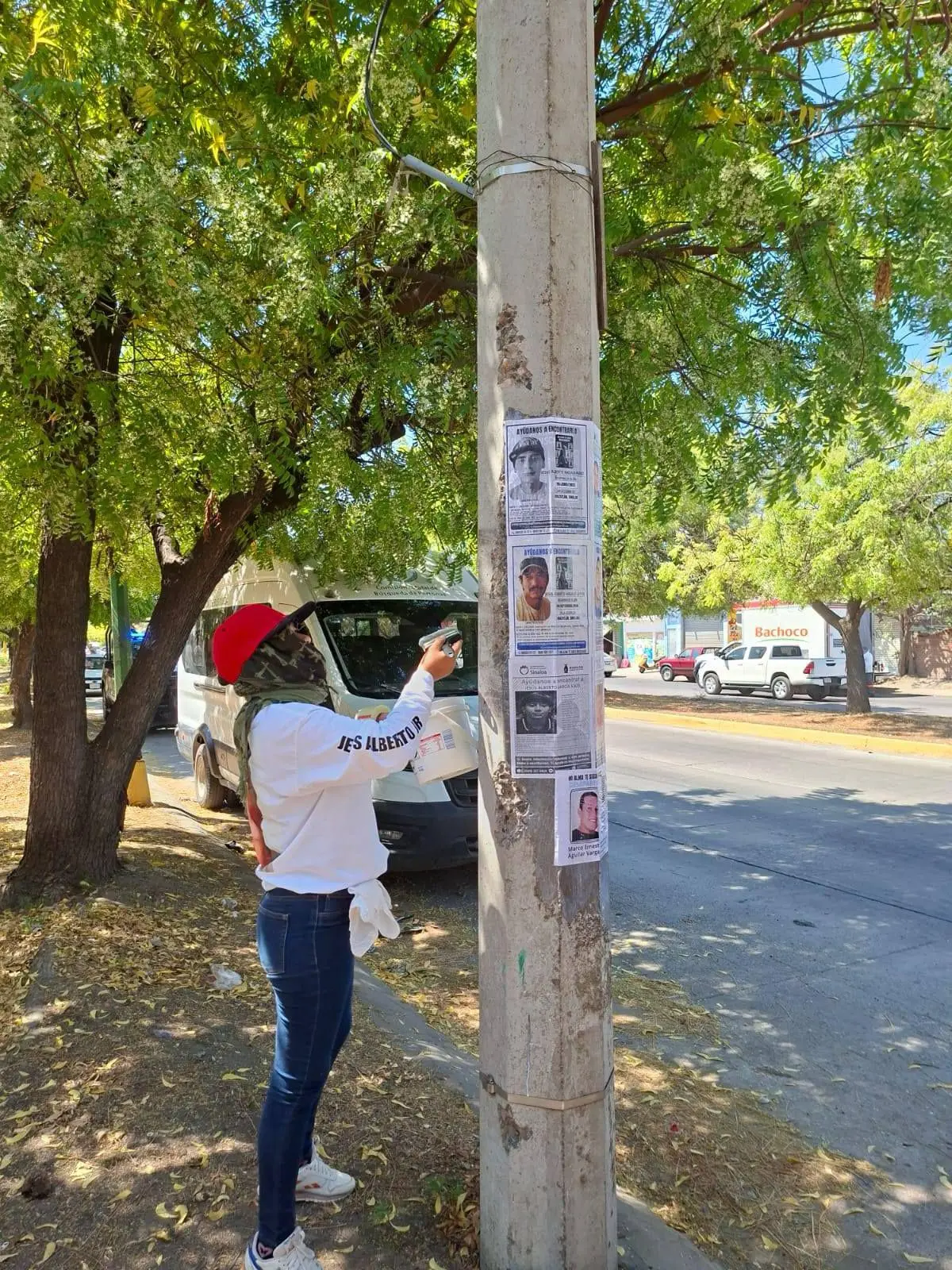 $!Madres buscadoras pegan en calles de Mazatlán fichas de búsqueda de sus desaparecidos