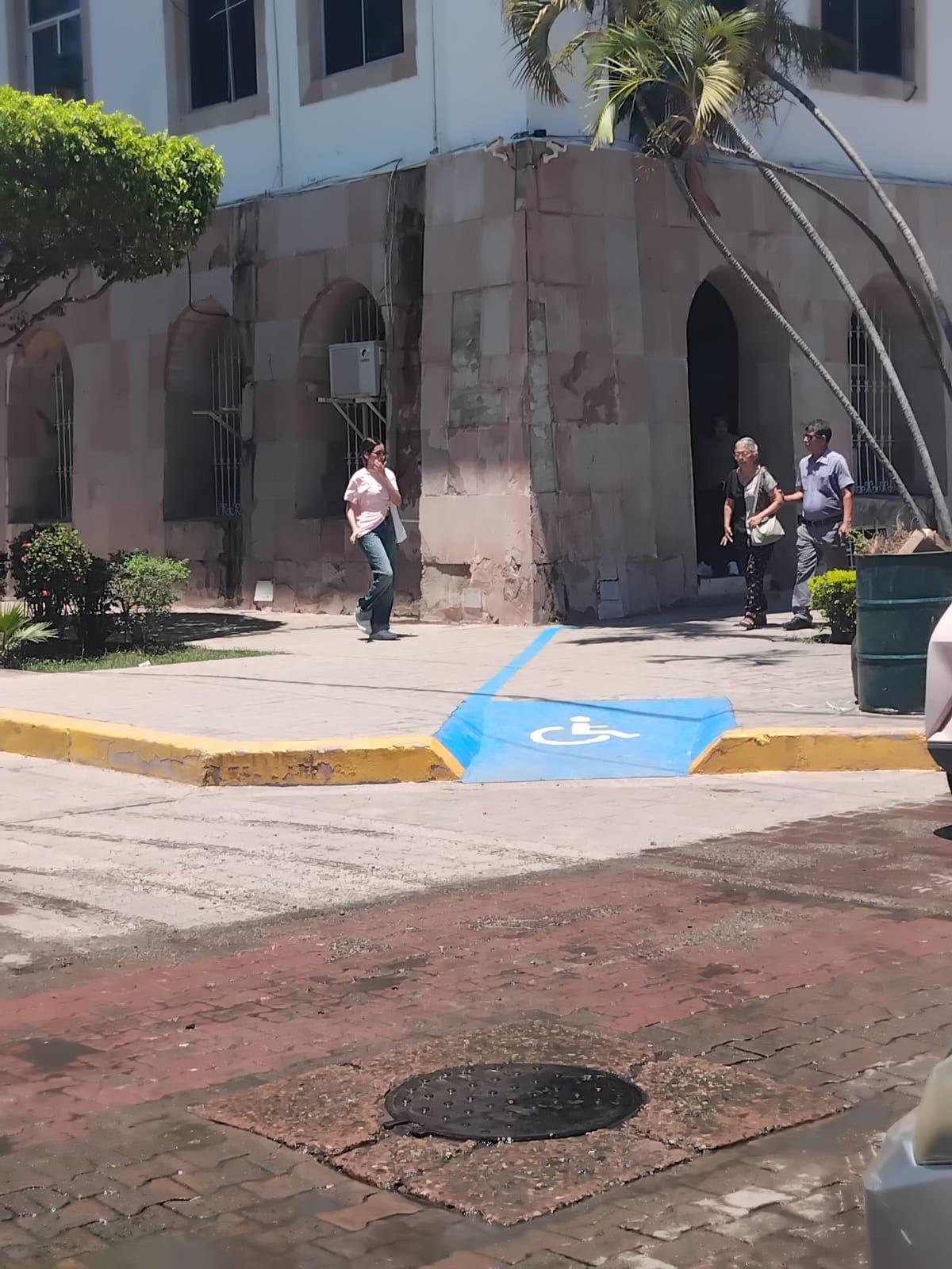 $!Rebosa alcantarilla en esquina del Palacio Municipal de Mazatlán