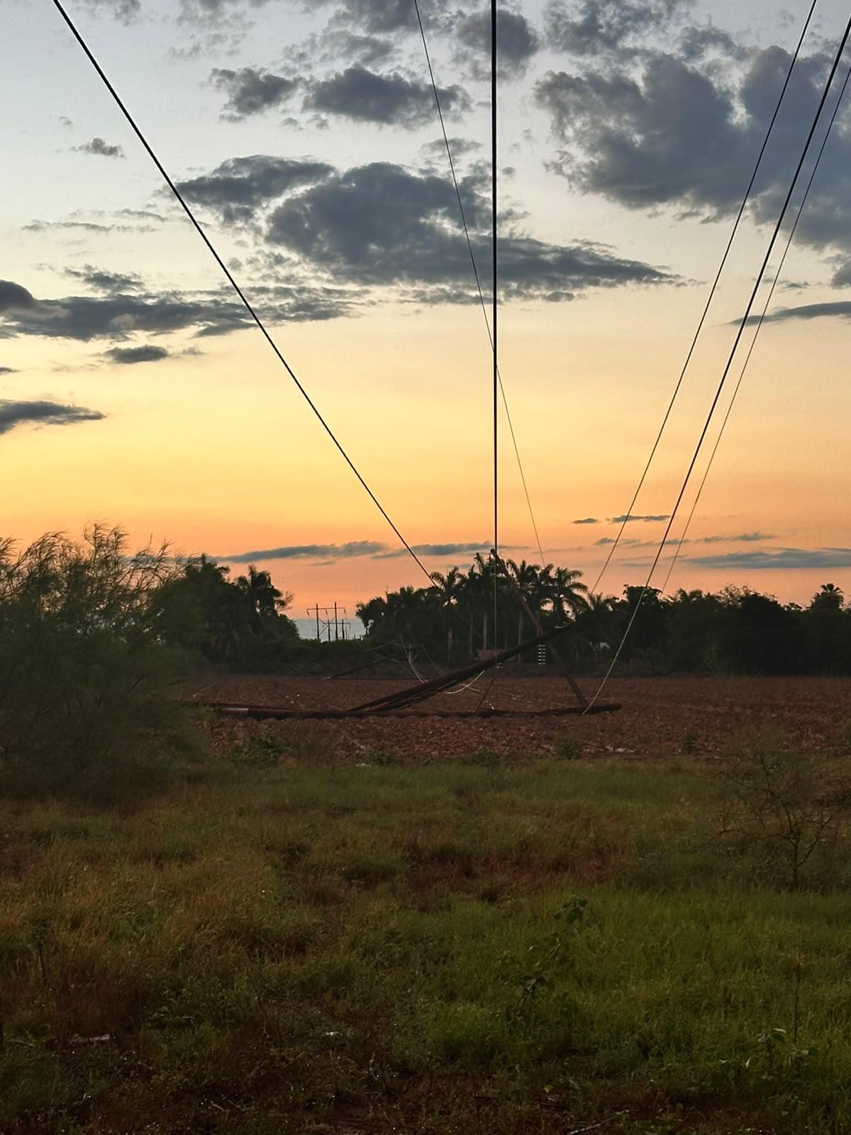 $!Lluvias dañan línea de transmisión; CFE restablece 25% del servicio eléctrico en Navolato