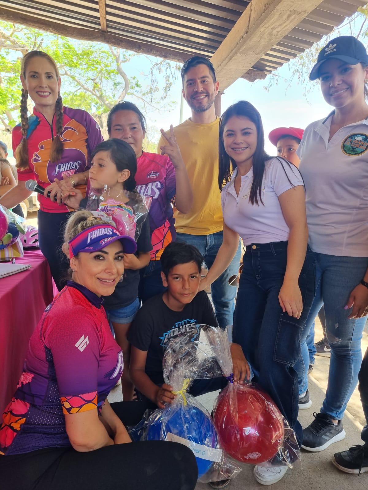 $!Fridas en Bici Sinaloa hace felices a las niñas y niños de El Armadillo, en Mazatlán