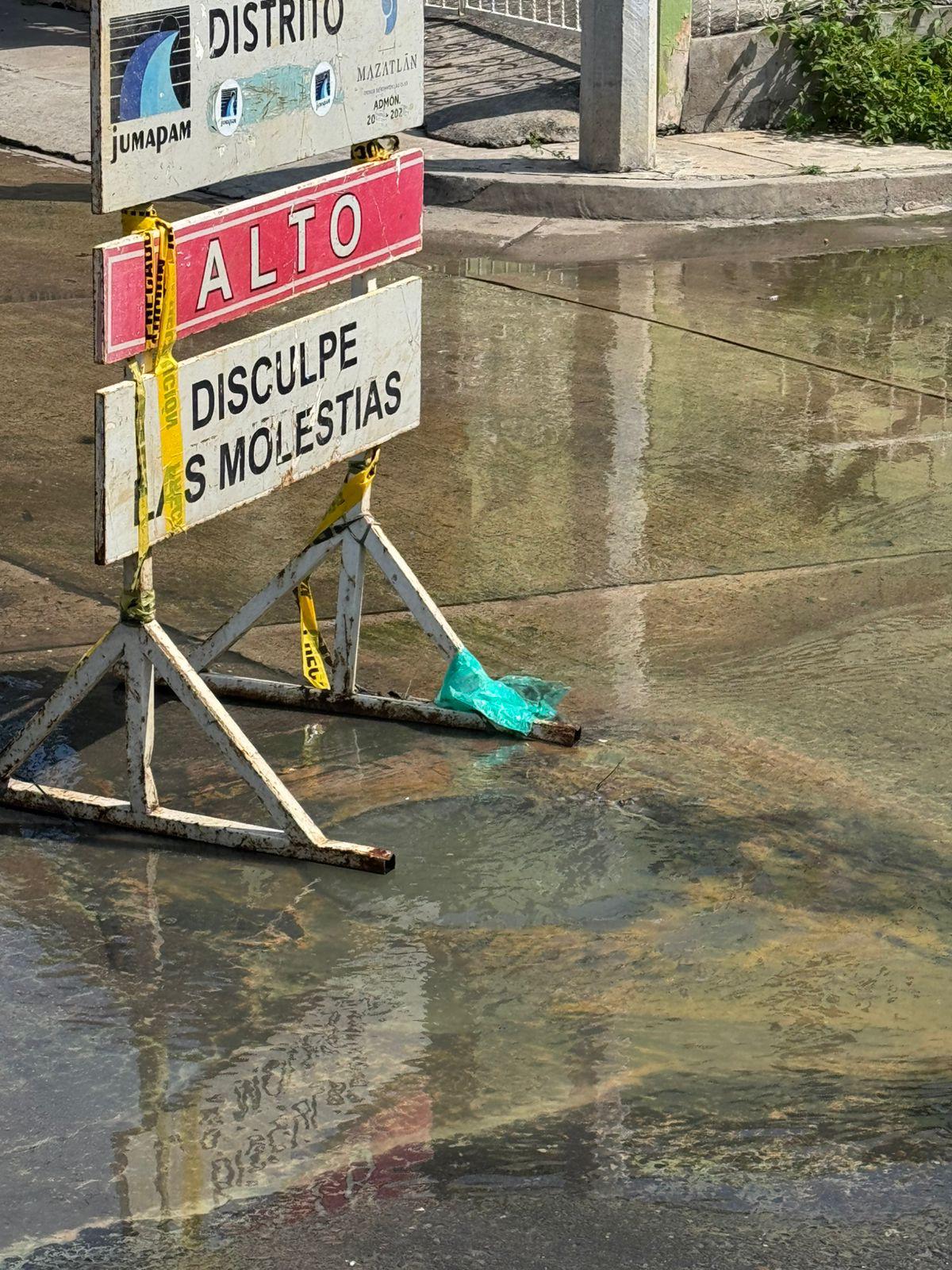 $!Vecinos del Infonavit Playas, en Mazatlán, denuncian colapso en red de drenaje