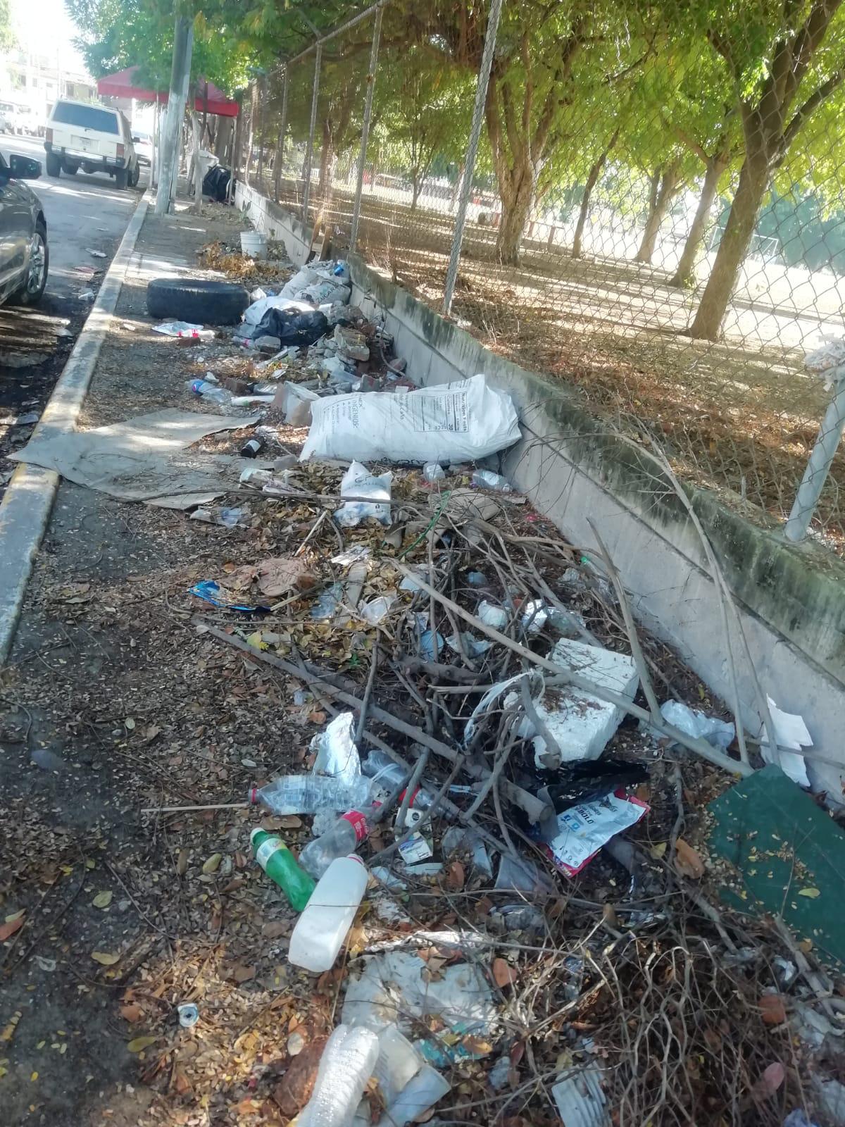 $!Denuncian cúmulos de basura a las afueras de la Unidad Deportiva del SNTE 53 en Culiacán