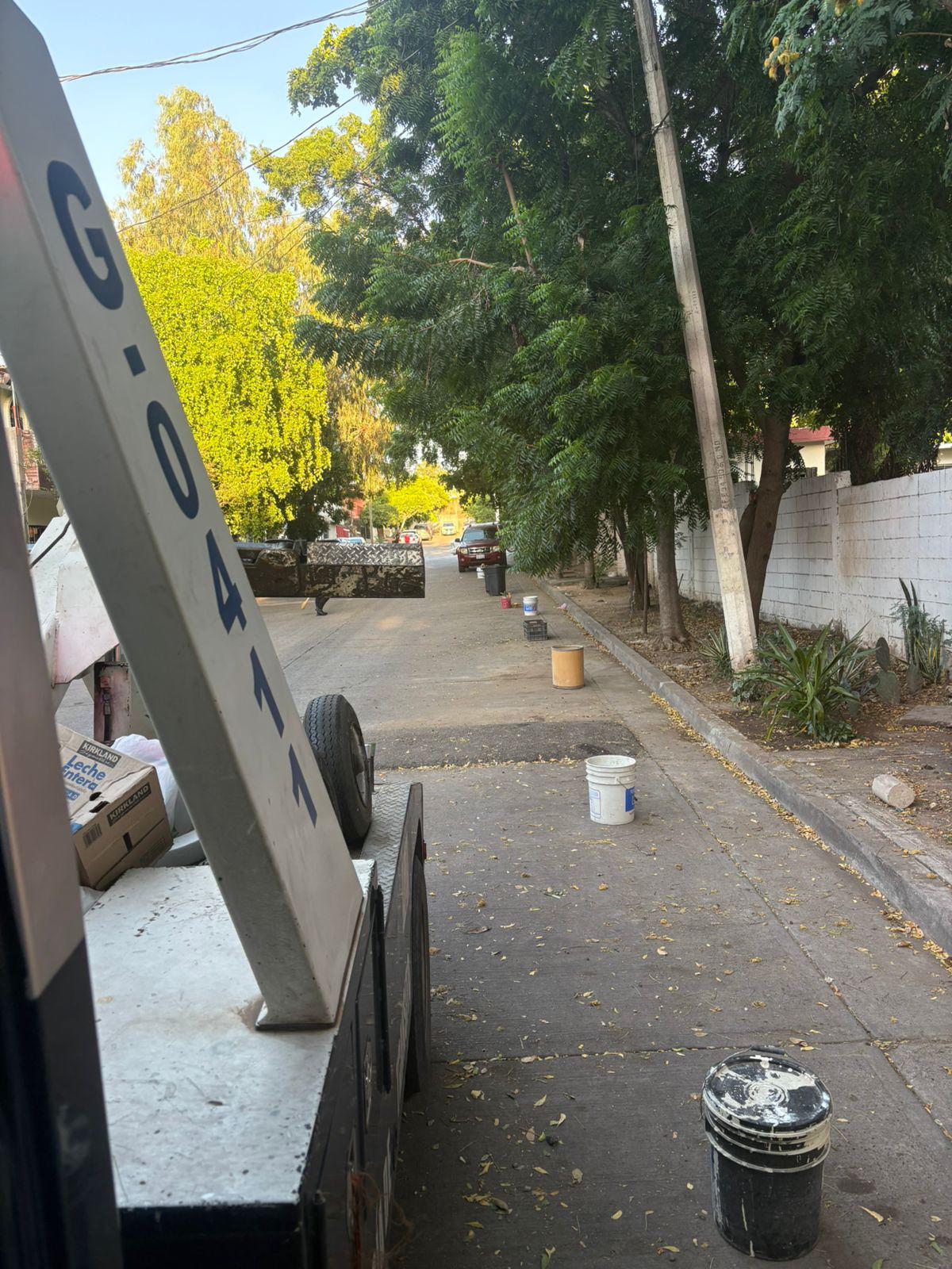 $!Retiran objetos mostrencos en alrededores del estadio de beisbol de Culiacán previo a partido