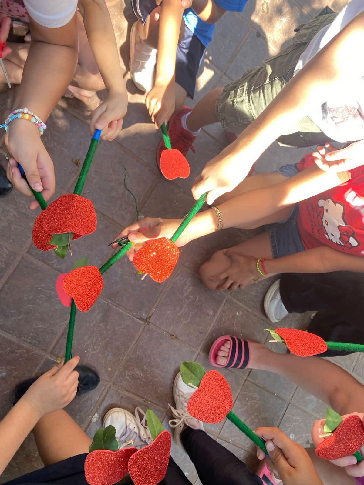 $!Como manualidad, la bibliotecaria Raquel Tirado guio a los pequeños para decorar una pluma con hilo verde y una manzana de fomi.
