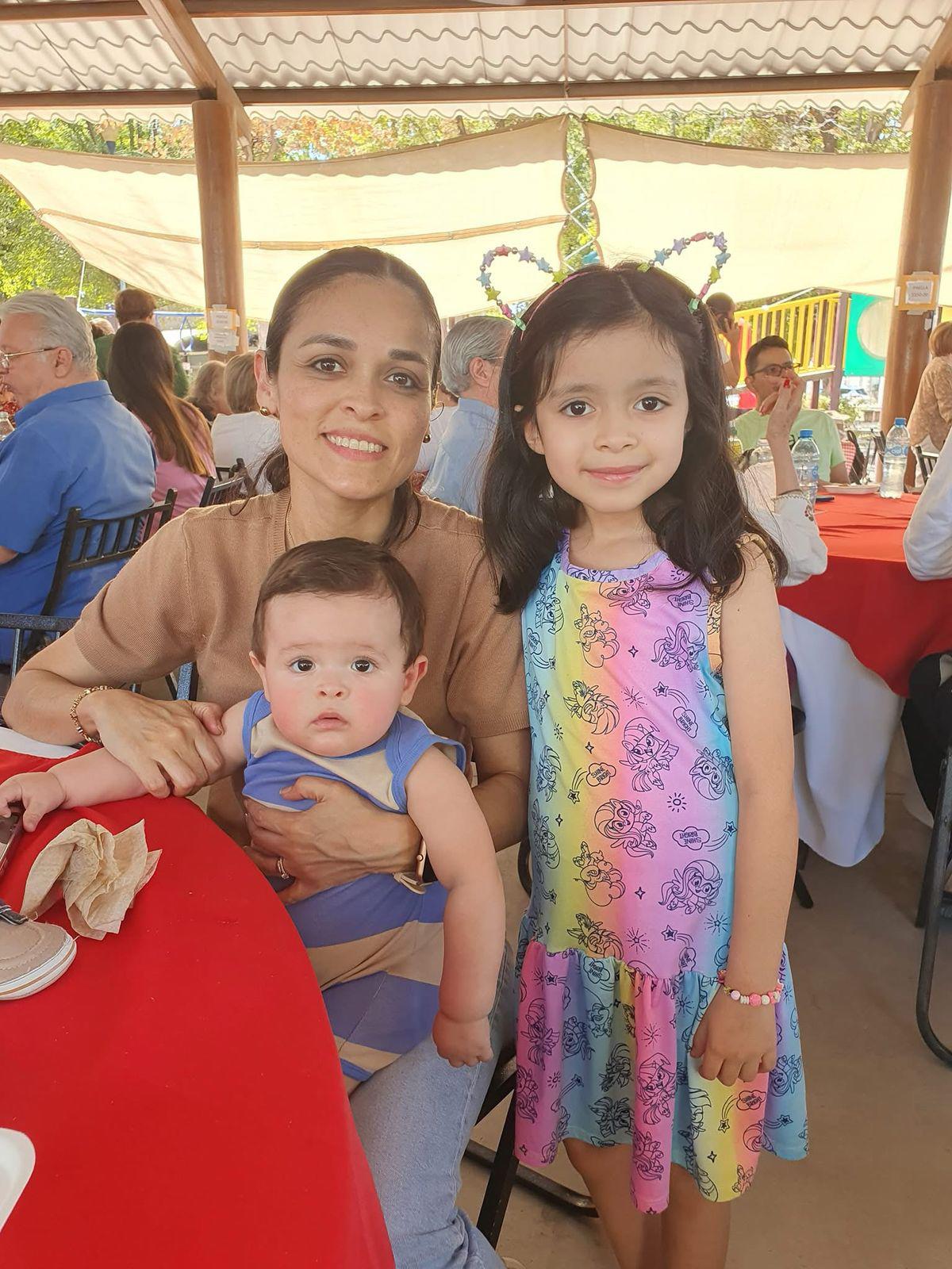 $!Conviven en kermés para ayudar al Templo de la Sagrada Familia